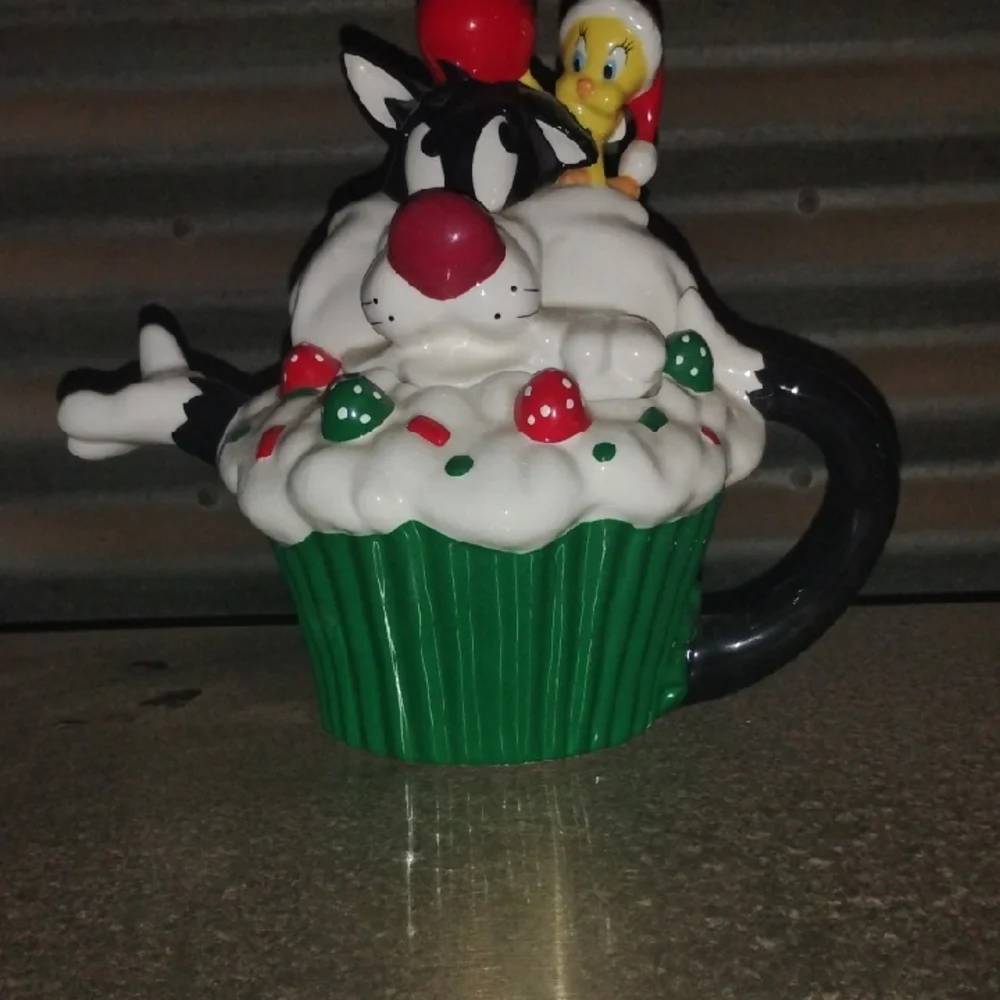 Warner Bros. Sylvester and Tweety Cake Topper - Red, Green, Black
